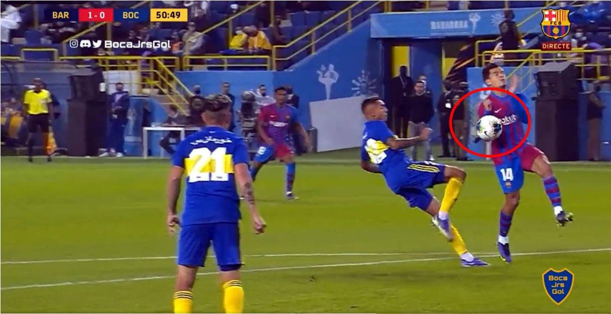 Otro que homenajeó a Maradona fue Philippe Coutinho. El brasileño tocó el balón con la mano y en esa acción nación el gol del Barcelona.