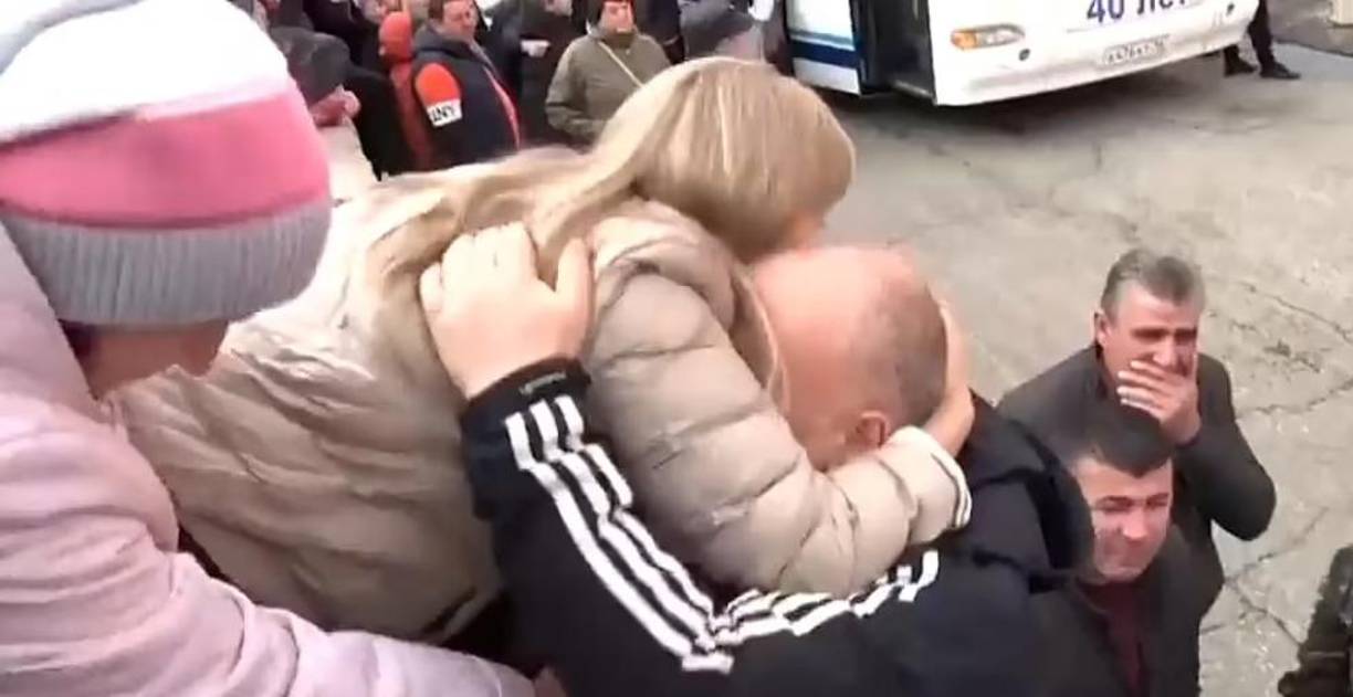 En tanto, este jueves se realizaron las primeras movilizaciones de los reservistas, dejando imágenes desconsoladoras al despedirse de sus seres queridos.