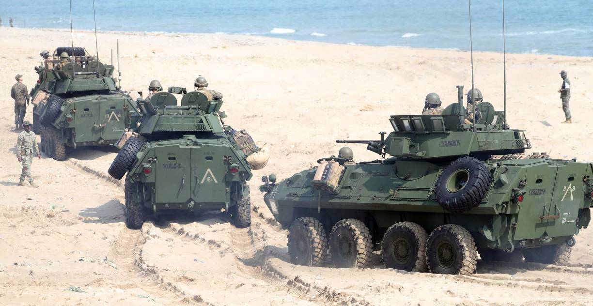 Del Makin Island partieron también los LCAC, aerodeslizador de rugido ensordecedor que transportó hasta la playa al último contingente de tropas y a un grupo de carros acorazados ACV (del inglés Vehículo de Combate Anfibio).