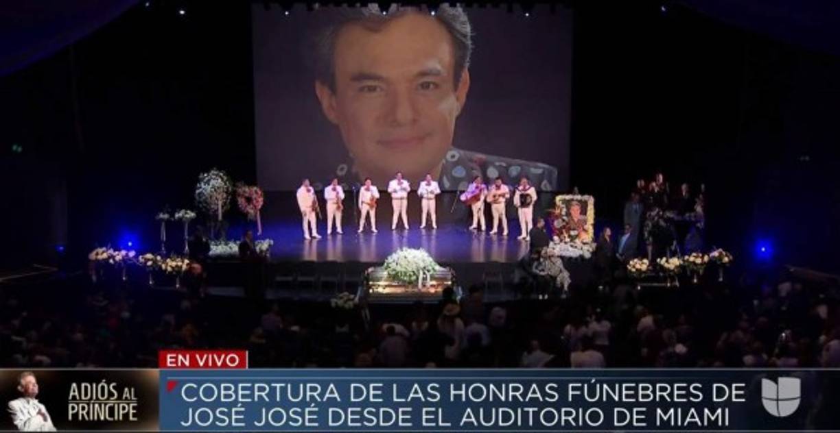 La ceremonia contó con mariachis que interpretaron 'Lo pasado, pasado' ahciendo que el público estallara en un aplauso cuando cantaron el verso: 'Pido un aplauso para el amor'.<br/><br/>Los músicos también interpretaron 'El triste', uno de los mayores éxitos del hombre que cantó por más de 50 años al despecho y el desamor: 'Hoy quiero saborear mi dolor, no pido compasión ni piedad'.