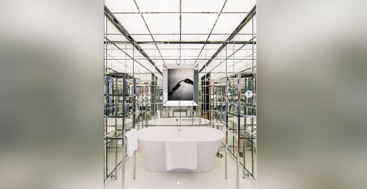 Así es el lujoso baño que tienen las habitaciones del hotel.