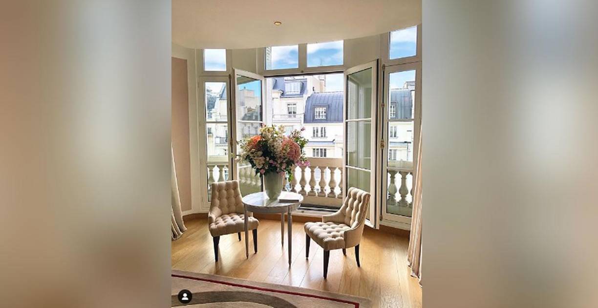 Según el citado medio británico, entre las pertenencias robadas se encuentran un collar de oro valorado en unos 3.500 euros, unos pendientes de 600 euros y más de 2.000 euros en efectivo, un botín que probablemente hubiera sido mucho mayor en el caso de que los ladrones hubieran robado la habitación de los Messi cuando se alojaban allí.