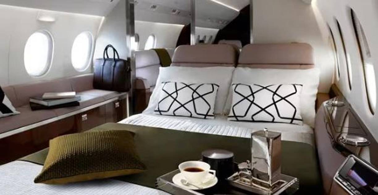 El jet privado cuenta con una cama para que sus pasajeros puedan descansar cómodamente en los viajes de largo trayecto.