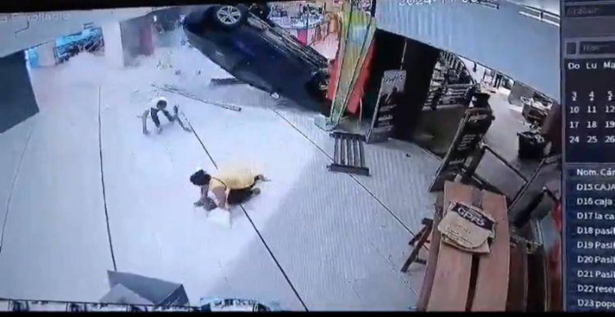 Las autoridades de emergencia se movilizaron inmediatamente tras la alarmante caída del automóvil en el recinto.