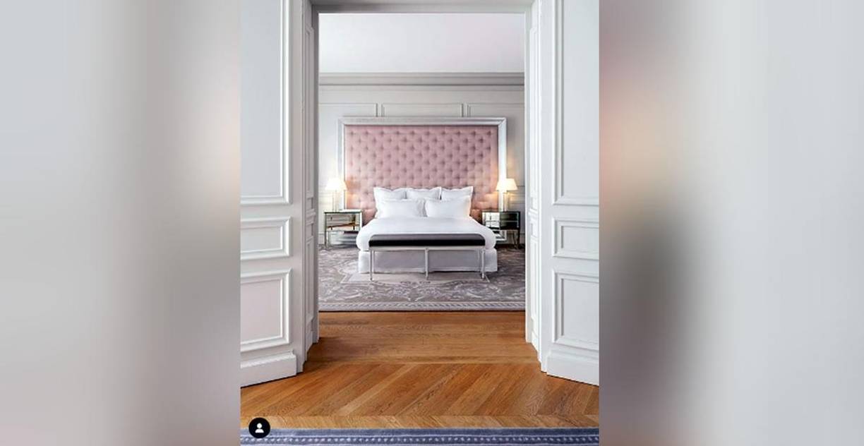 Una huésped denunció el caso a la policía tras notar la ausencia de sus pertenencias que había dejado en la habitación, y al revisar las cámaras de seguridad se vio a dos hombres enmascarados irrumpiendo en el hotel a través de las ventanas del sexto piso.