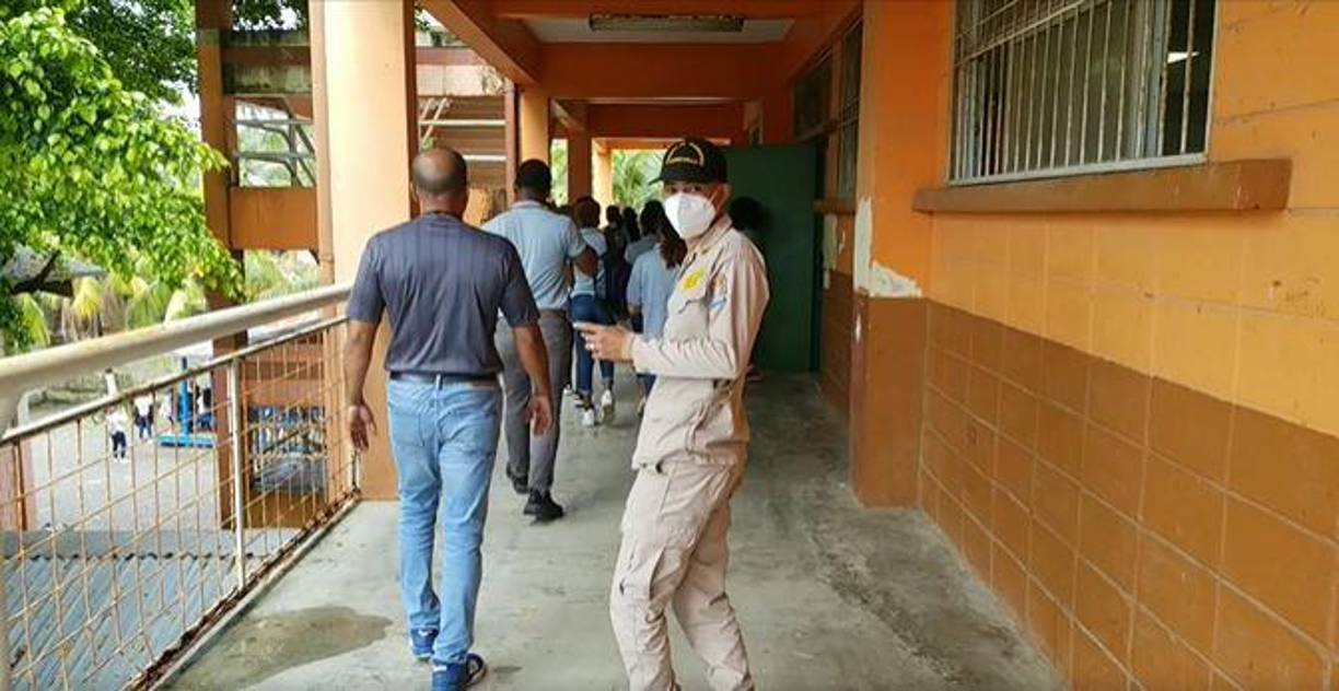 Edificio de Roatán, Islas de la Bahía, siendo evacuado.