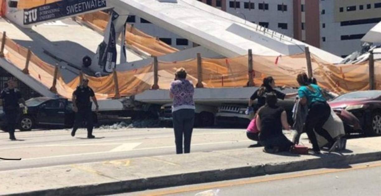 Elementos de la policía, bomberos y rescatistas intentan sacar a las personas atrapadas en los vehículos que quedaron bajo los escombros del puente.