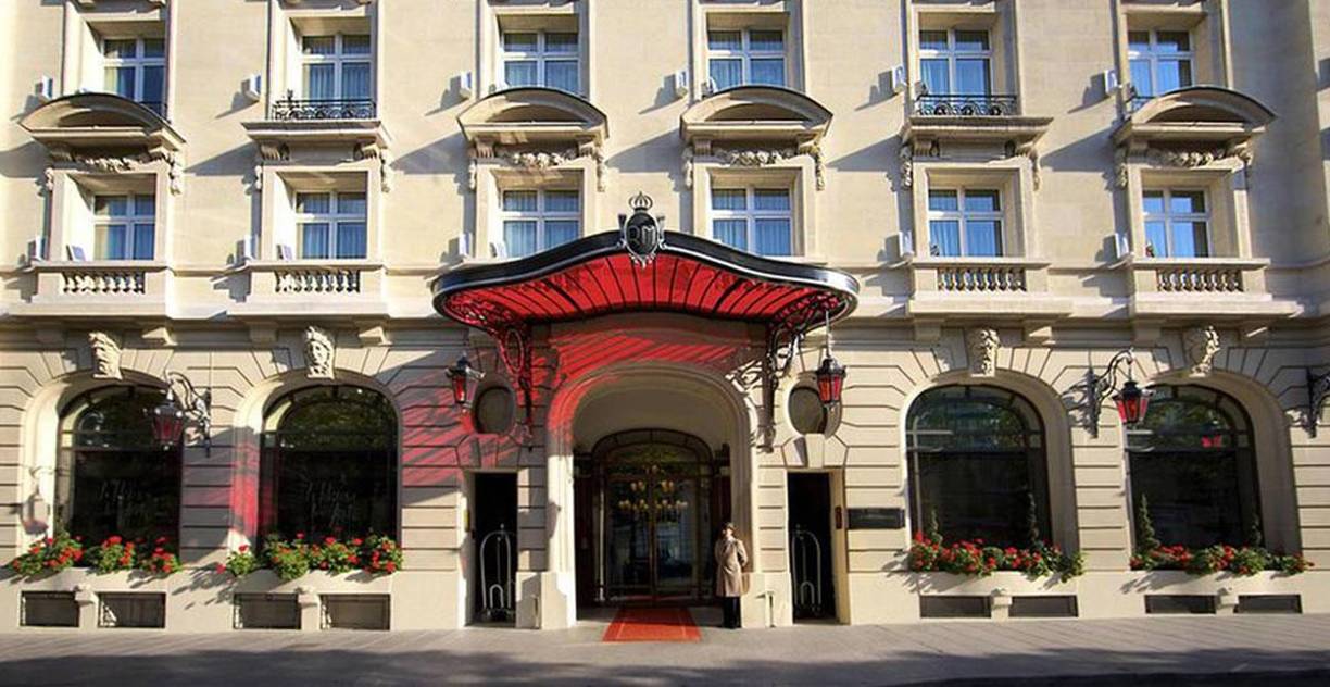 De acuerdo a la información de The Sun, fueron dos individuos que ingresaron enmascarados al hotel para luego hurtar objetos de valor. 