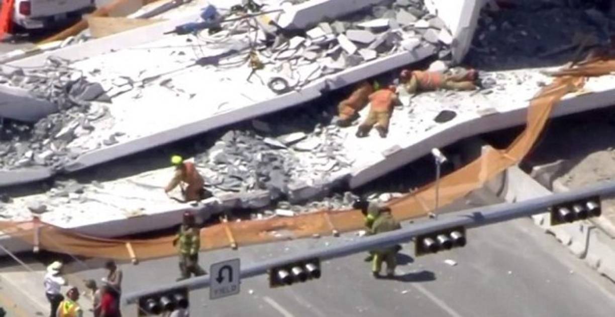 Medios locales afirman que hay varios muertos tras el accidente. Los bomberos intentan ingresar entre los escombros para rescatar a los sobrevivientes.