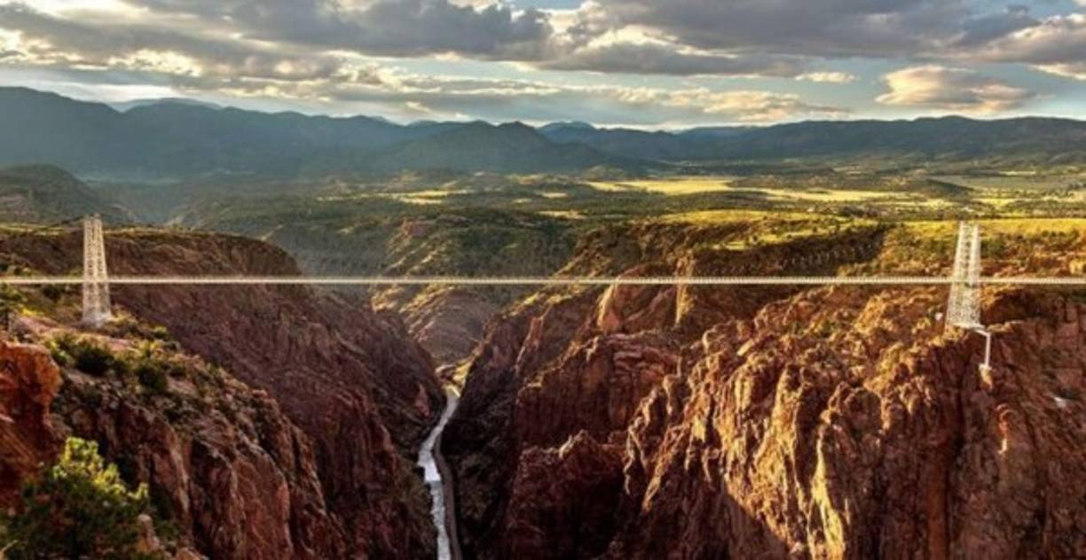 5. Royal Gorge, Colorado, EUA. Es considerado el segundo puente más alto del mundo ya que la altura desde el tablero hasta el río tiene 321 metros. Está situado cerca de Cañon City, en el estado de Colorado, en medio de un parque natural que atraviesa las Montañas Rocosas y el río Arkansas. Desde su construcción, es una de las atracciones más visitadas en Colorado y tiene unas 300 toneladas de cables de acero. Tiene 384 metros de largo, lo que lo hace uno de los puentes más espectaculares del mundo.