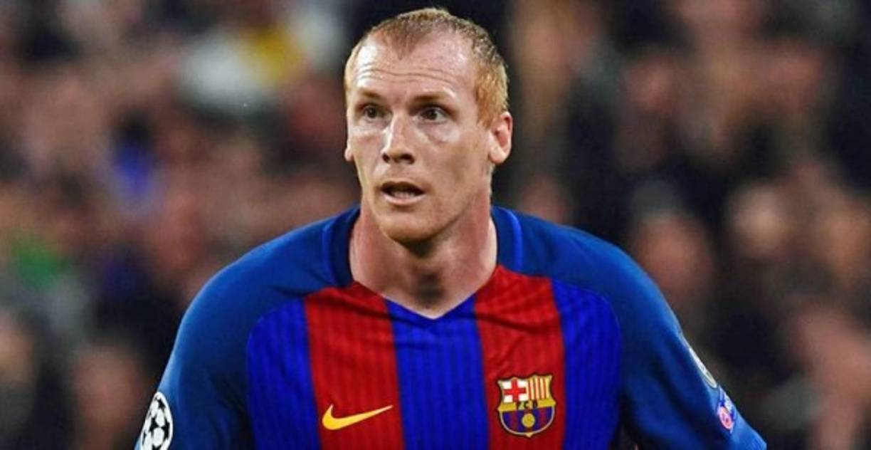 Sorpresa. El francés Mathieu, objeto de críticas por el barcelonismo, podría seguir en el FC Barcelona la próxima temporada.