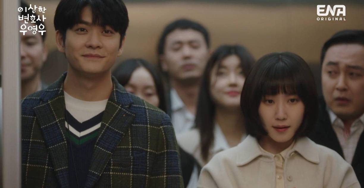 Su cándida amistad con su compañero de trabajo Lee Joon-ho la lleva a descubrir nuevos sentimientos en ella y despiertan por primera vez su interés en el cortejo y el amor. La nobleza y paciencia de Joon-ho no solamente se gana el corazon de la abogada, también de la audiencia.