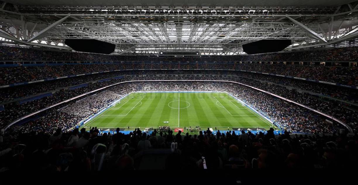 La lluvia que cayó este sábado sobre la capital española llevó a los responsables merengues a cerrar su nueva cubierta en el primer partido del Real Madrid en su casa en esta temporada.