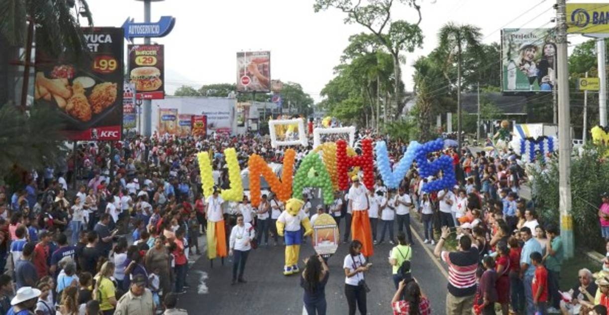 Desde la 1:30 pm, según el comité organizador del desfile de carnaval, comenzaron a llegar los hondureños al evento.