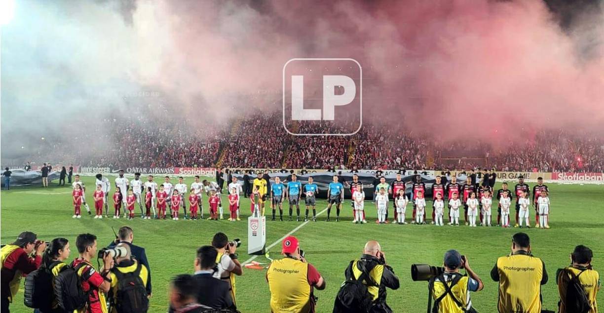 Los equipos finalistas Alajuelense y Olimpia mientras sonaba el himno de la Concacaf.
