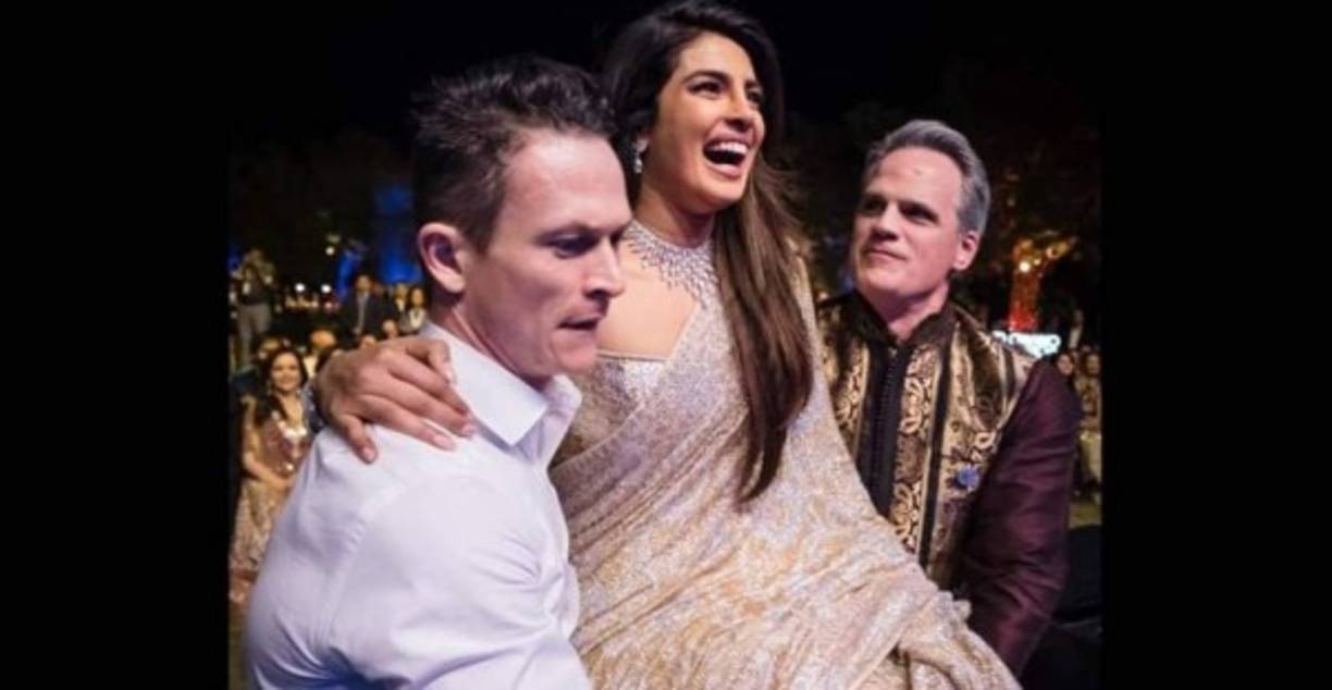Desde su compromiso la pareja mostró su interés por mezclar sus culturas. En agosto Nick y Priyanka celebraron una ceremonia roka, una tradición en la India en la que ambas familias se unen para celebrar el compromiso de una pareja antes de casarse.