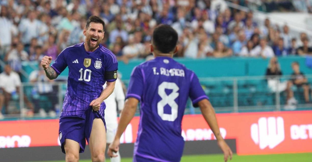  Toda la delegación pidió agua, con excepción de Lionel Messi ya que el astro argentino pidió una Sprite.