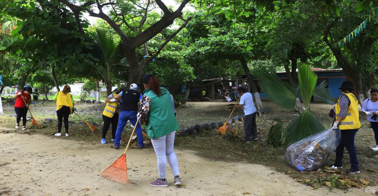 Personal de la Gerencia de Participación Ciudadana limpia el predio frente a un centro educativo de la colonia.