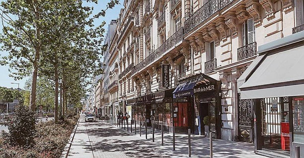 El exclusivo barrio<b> limita con la ciudad de París por el noroeste</b> y está <b>ubicada en el margen derecha del río Sena. </b>Los orígenes del nombre de <b>Neuilly-sur-Seine </b>son bastante controvertidos. <b>Originalmente, Neuilly era una pequeña aldea en la jurisdicción de Villiers,</b> el asentamiento más grande mencionado en las fuentes medievales ya en 832 y ahora absorbido por el municipio de Levallois-Perret.