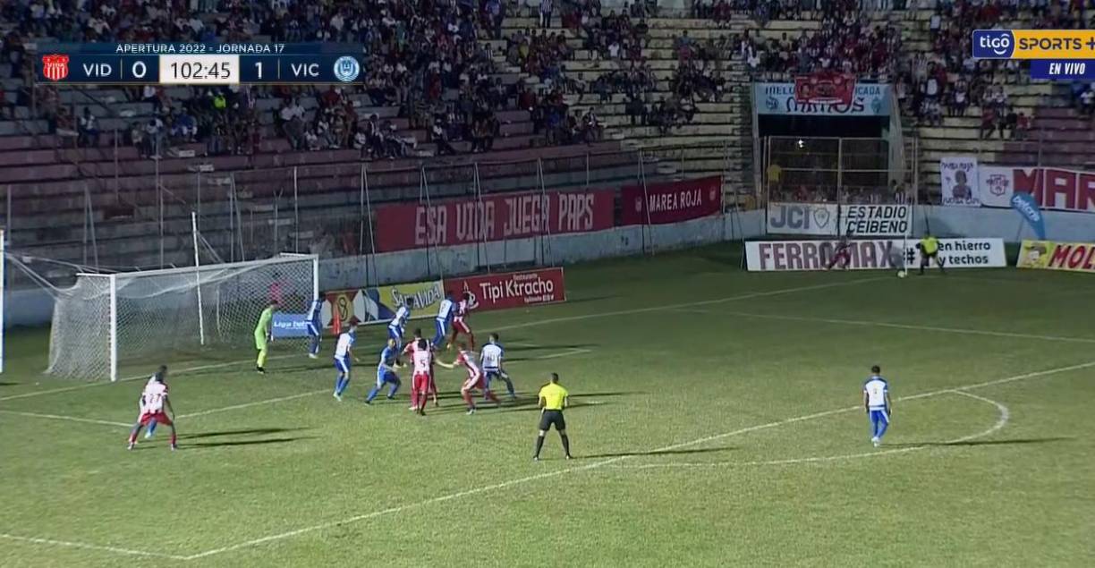 El juego se reanudó pese a que una de las torres del estadio estaba apagada. La molestia fue evidente en Victoria ya que en ese sector estaba su portero Harold Fonseca.