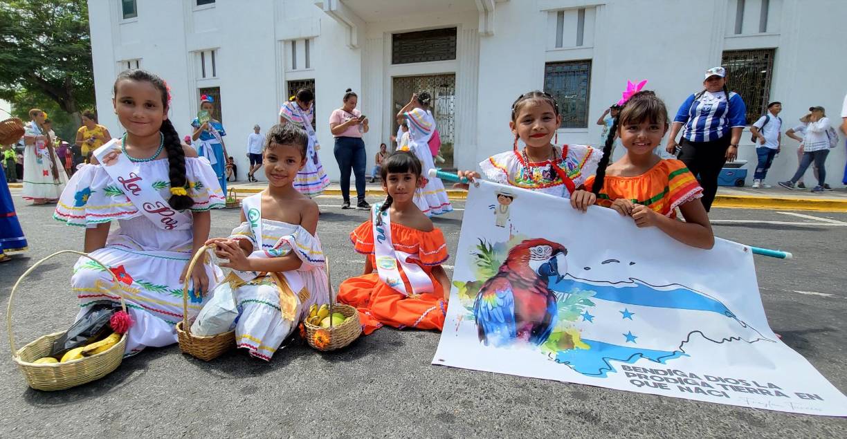 Yohana Milla, Kimberly Rivera, Andrea Sánchez, Darlin Flores, Génesis Rivera, cargan el mensaje “Bendiga Dios la pródiga tierra en que nací”.