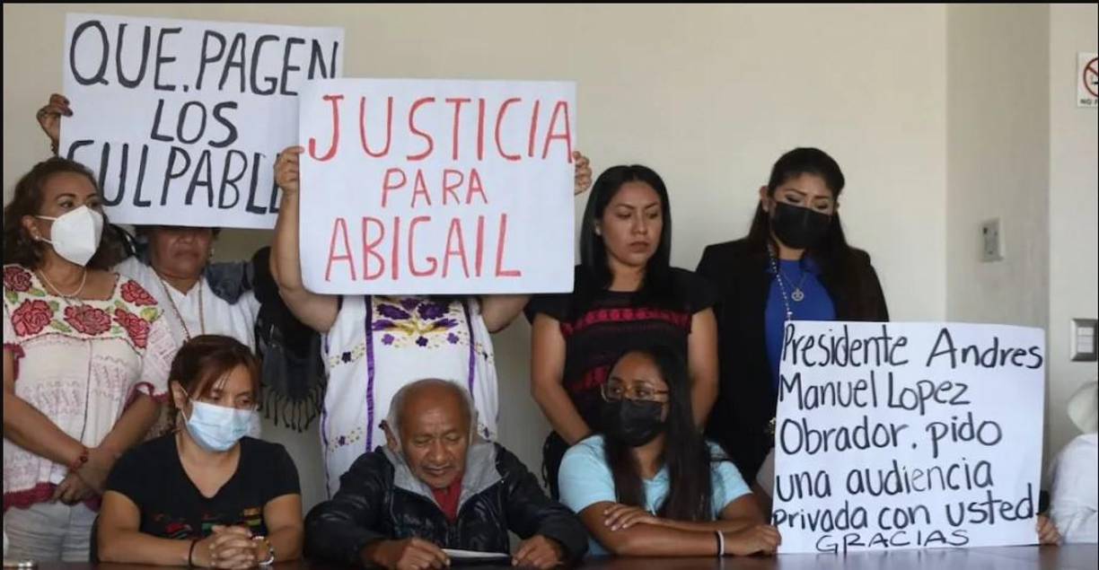 De acuerdo con declaraciones del padre, la joven habría sido asesinada a golpes y después ahorcada, ya que no cree que se haya suicidado con “sus calzones” como le habían informado.