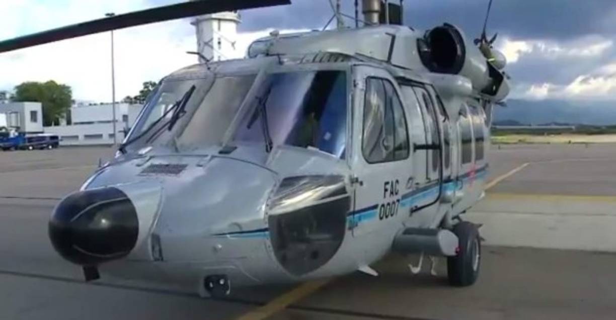 'Una vez más reiteramos que como Gobierno no vamos a desfallecer un solo minuto, un solo día, en la lucha contra el narcotráfico, el terrorismo y los organismos de criminalidad organizada que operan en el país. Aquí no nos amedrentan con violencia ni con actos de terrorismo, nuestro Estado es fuerte', expresó Duque. El helicóptero en el que viajaba el presidente es un Black Hawk.<br/>