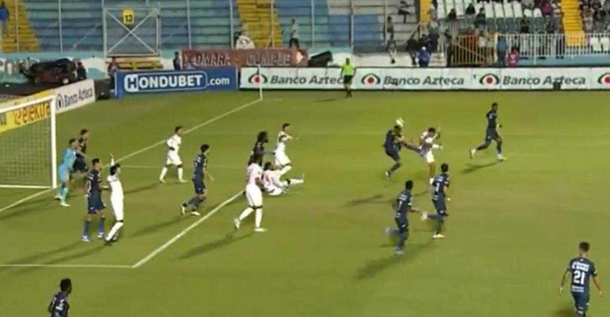 Polémica en el minuto 25 del primer tiempo: Falta sobre Najar por parte de Denis Meléndez dentro del área y tuvo que haberse pitado penal a favor del Olimpia. Said Martínez se equivocó al no sancionarlo. 