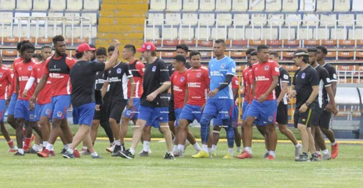 Los jugadores del Olimpia escucharon atentamente cada instrucción del argentino Pedro Troglio.