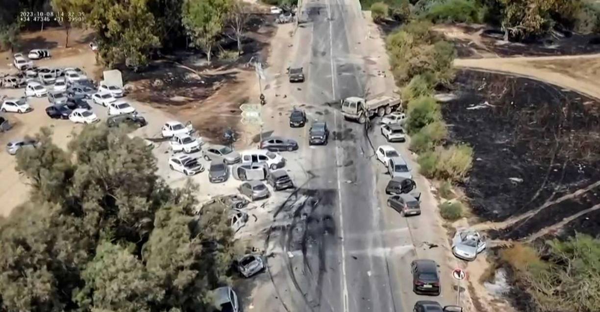 En la madrugada del 7 de octubre, en pleno sabbat, Hamás dispara miles de cohetes contra <b>Israel</b>. Al mismo tiempo, centenas de combatientes ingresan por tierra, aire y mar al sur de <b>Israel</b>, sorprendiendo a los soldados israelíes. Los milicianos atacan una fiesta de música tecno a 10 km de la frontera, donde matan a 270 personas.