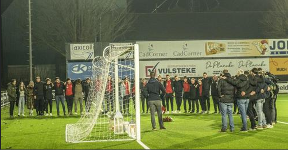 El equipo decretó tres días de luto y todos los miembros del equipo, familiares, amigos y aficionados harán una caminata por las calles de Sint-Eloois-Winkel en homenaje al portero.
