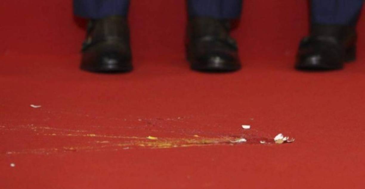 The former director of Strategic Investment of Honduras Marco Antonio Bogran Corrales (R) is surrounded by the press and protestors with signs reading The delinquent robbed the money, as he arrives at the Public Ministry's headquarters to declare on an alleged irregular purchase of face masks in the framework of the new coronavirus pandemic, in Tegucigalpa on September 30, 2020. - Bogran is also being investigated for fraud and authority abuse regarding the purchase of seven mobile hospitals and medical equipment. (Photo by ORLANDO SIERRA / AFP)