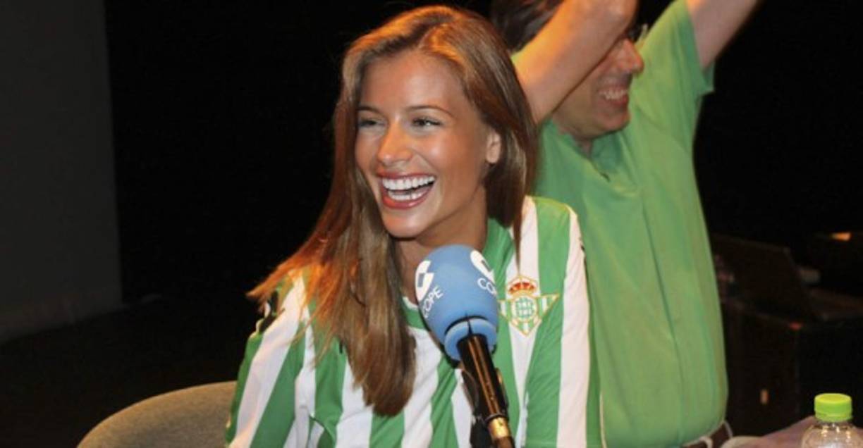 Desiré Cordero es aficionada al Real Betis de la Liga de España.