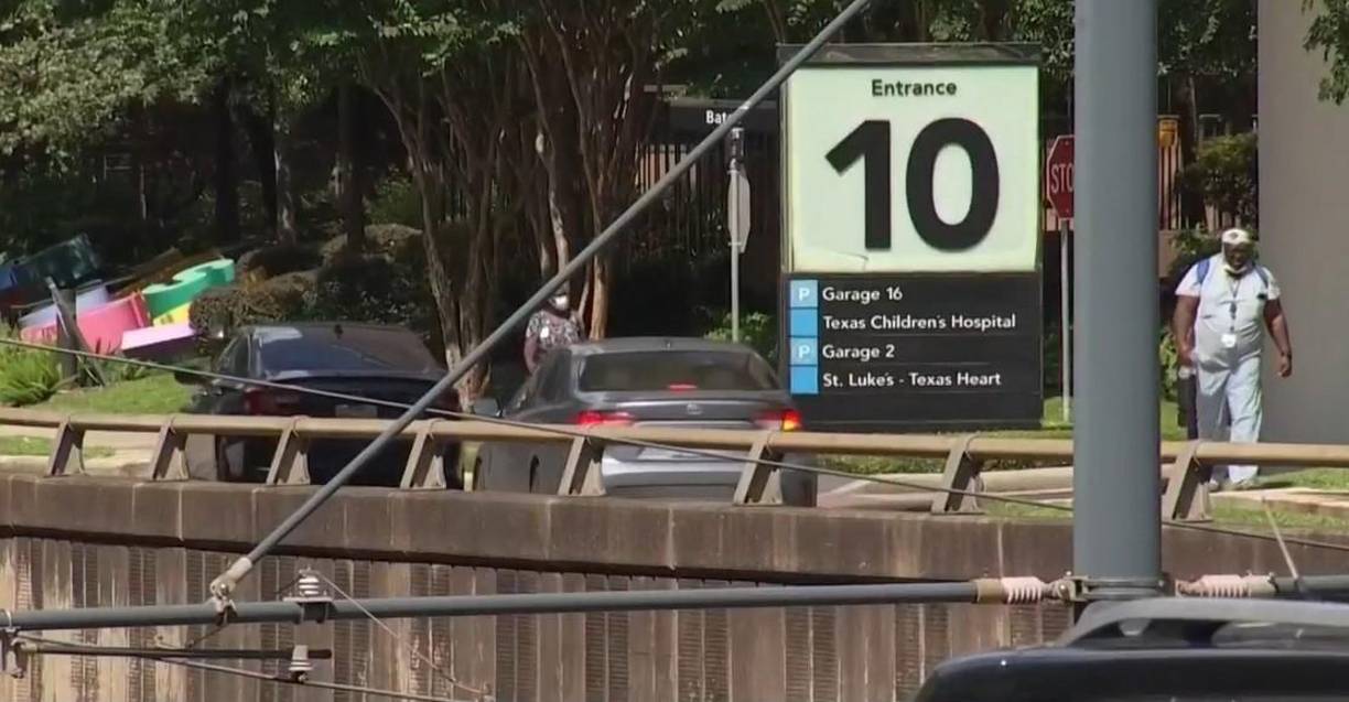 Tras la falta, Kenia y su hijo Eduardo terminaron en manos de las autoridades de Inmigración y Control de Aduanas y, finalmente fueron deportados a México.