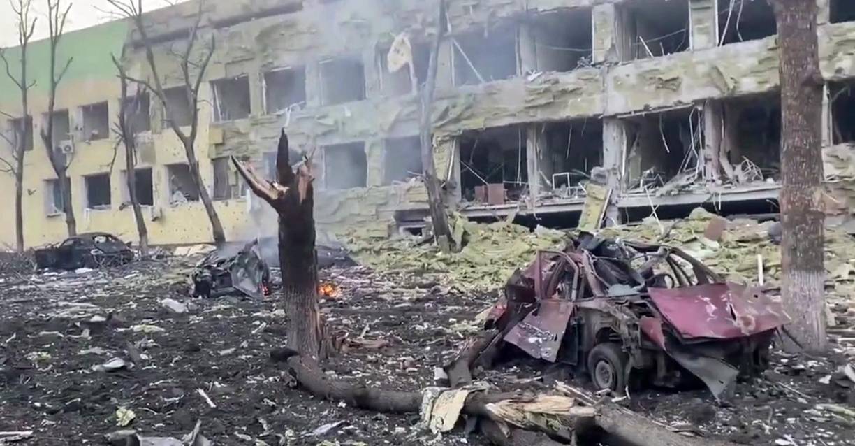 En Mariúpol, el bombardeo ruso contra el hospital pediátrico dejó tres muertos, entre ellos una niña, según la municipalidad de esta ciudad portuaria. 