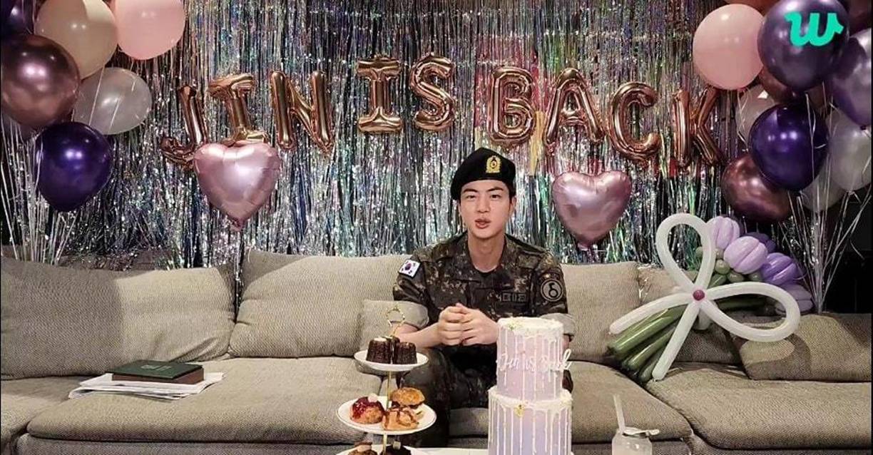 Después de ser dado de baja del ejército, Seokjin fue al edificio de HYBE para una transmisión en vivo para saludar a ARMY y actualizar todo lo que había sucedido en los últimos meses.