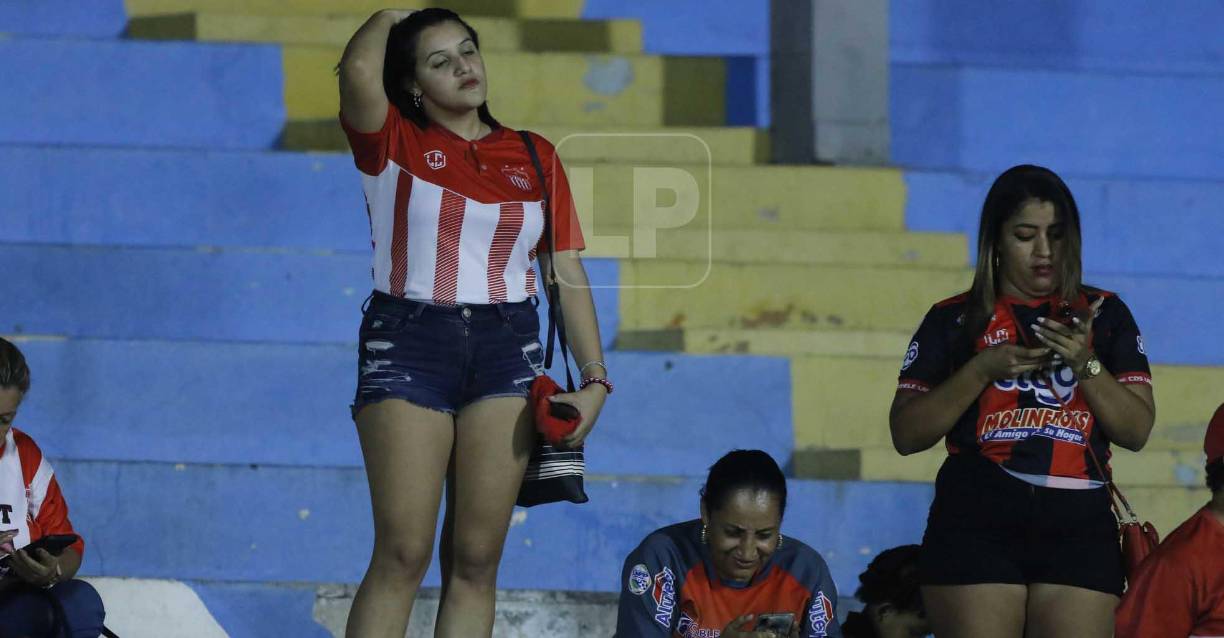 La afición del Vida también se hizo presente al estadio Morazán y dejó solo al equipo cocotero.