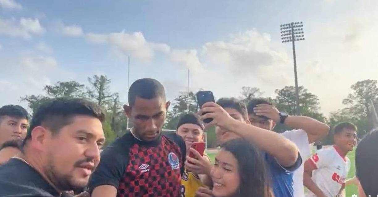 Los jugadores del Olimpia no pudieron realizar los ejercicios de calentamiento ya que la afición ingresó al césped para pedirles fotografías.