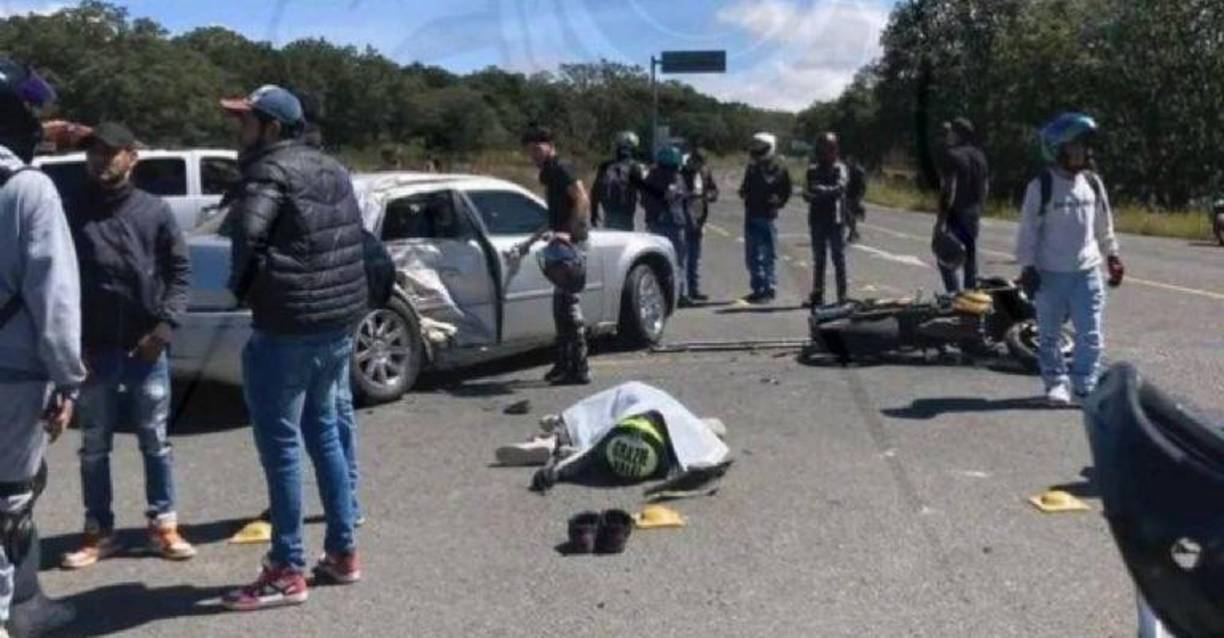 El choque fue tan violento que Jonathan salió proyectado de la motocicleta, falleciendo en el lugar de los hechos. Su hermano Giovanni, en estado grave, fue trasladado al hospital donde lucha por su vida. 