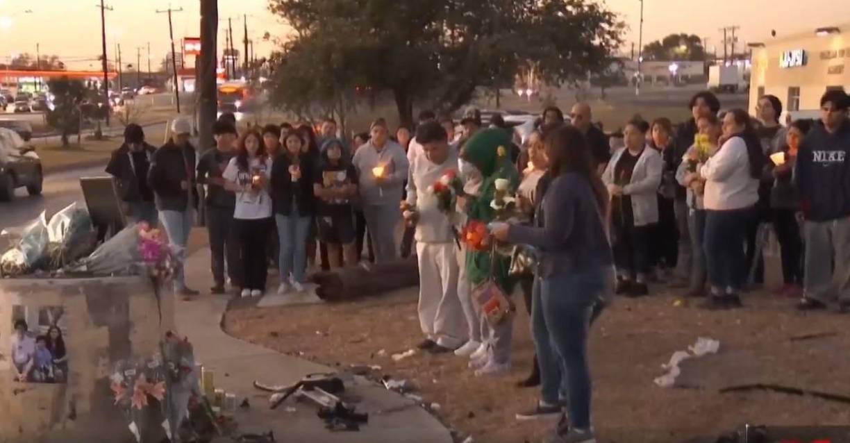 “Me quitaron a mis niños, mis bebés... se llevaron mis bebés... por qué Dios mío, por qué me quitaste a mis tres angelitos”, lamentaba la madre de las tres víctimas que llegó hasta el lugar para honrar a sus hijos.