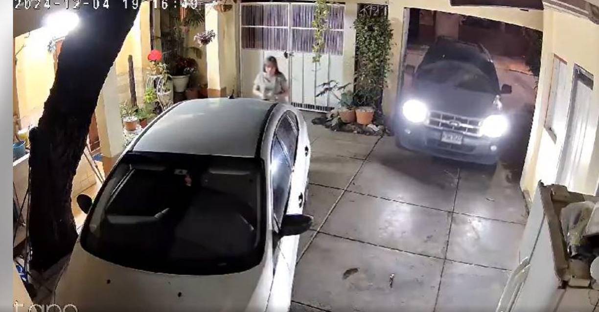 El hecho se desarrolló cuando una familia fue sorprendida dentro de su propia vivienda por cuatro delincuentes armados que irrumpieron en el garaje. 