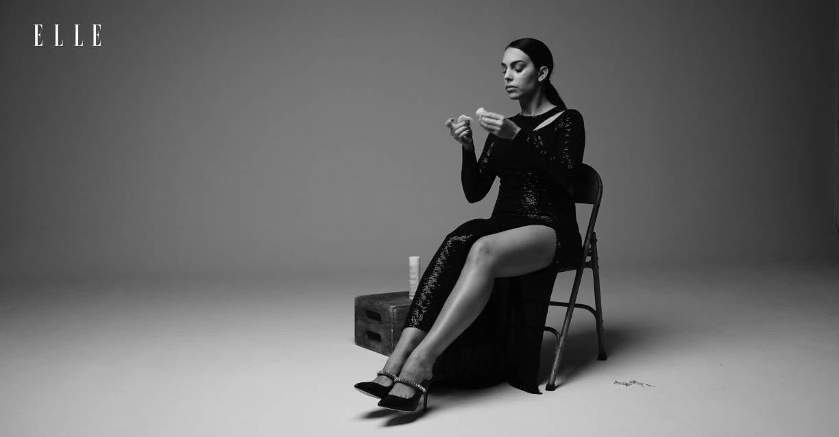 “Me parece muy importante que entre nosotras nos ayudemos y nos unamos para conseguir todo aquello que nuestras antepasadas ya iniciaron. Aunque también me he dado cuenta de que somos las más críticas con nosotras mismas. Nos gusta gritar que somos abanderadas de la causa, pero si te metes en mi Instagram, el 95 por ciento de las críticas que recibo a cada paso que doy proceden de mujeres. En ocasiones exigimos derechos que nosotras mismas no respetamos. Me parece que nos queda mucho por hacer en este sentido”.<br />