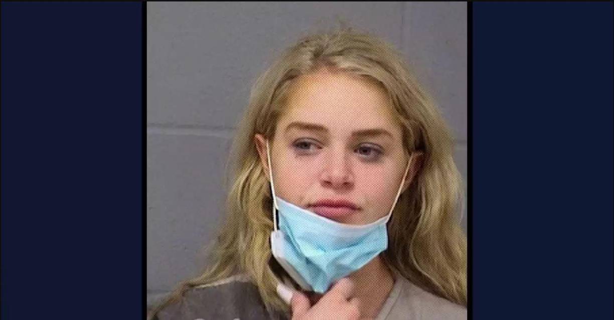 “Estoy completamente conmocionado, especialmente porque estábamos cooperando con la investigación y ofrecimos entregarla voluntariamente si la acusaban. Esperamos limpiar su nombre en la corte”, dijo Frank Prieto, abogado de Courtney Tailor, como se identifica en redes sociales.