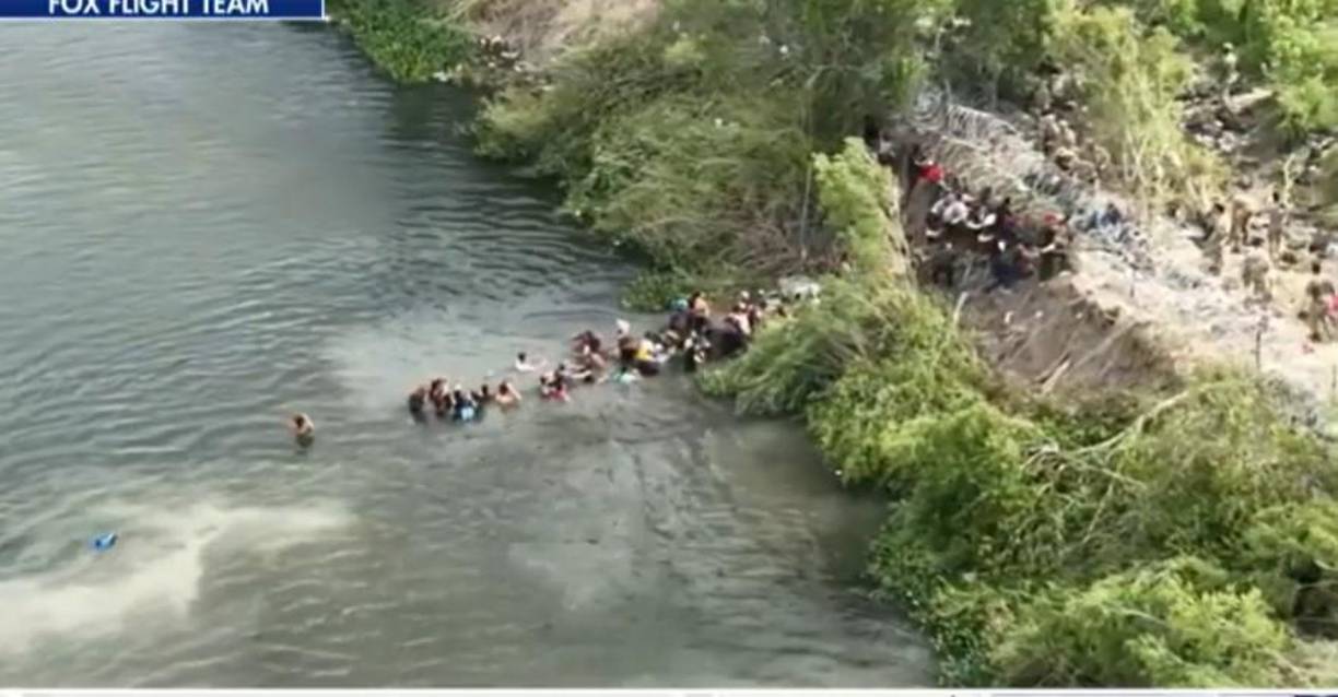 Las autoridades describieron a la niña como de 1 año y con un lazo rosa en el cabello. 