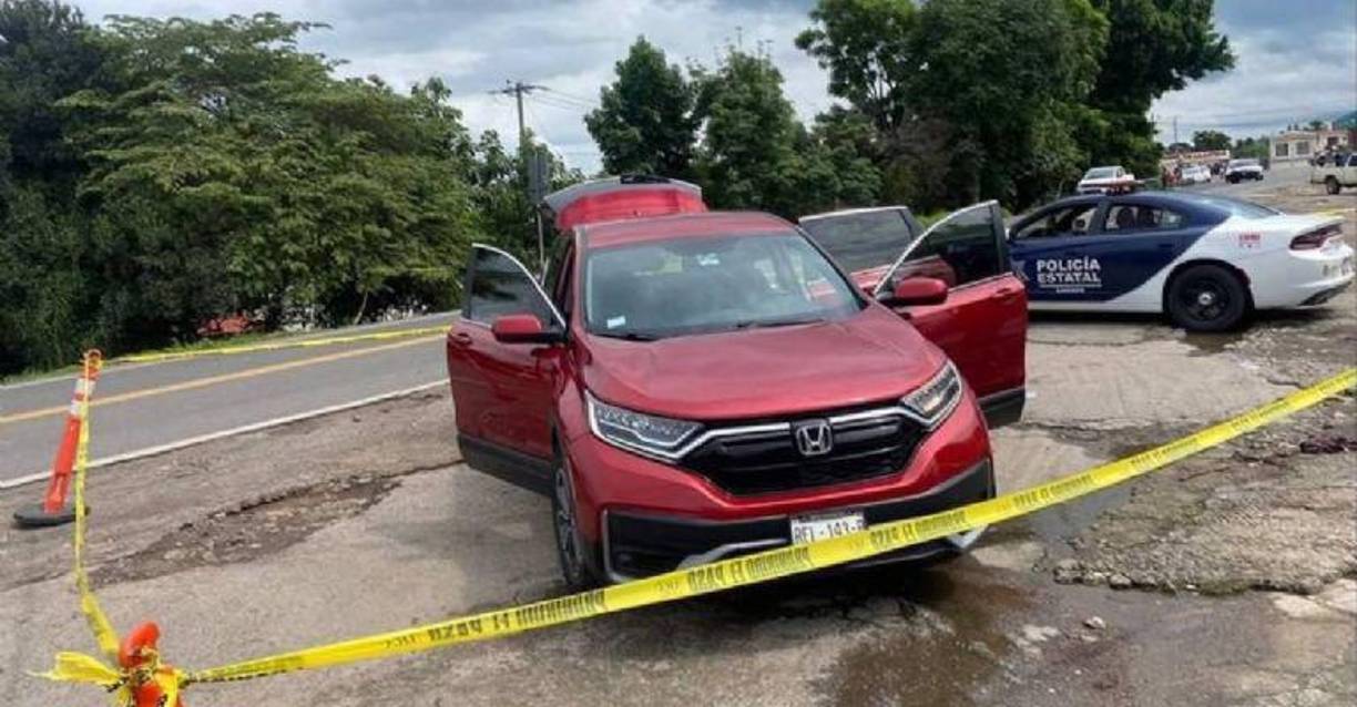 Los vecinos, al escuchar los gritos y el ruido, llamaron inmediatamente a los servicios de emergencia. Al cabo de unas horas, él fue ubicado y arrestado.