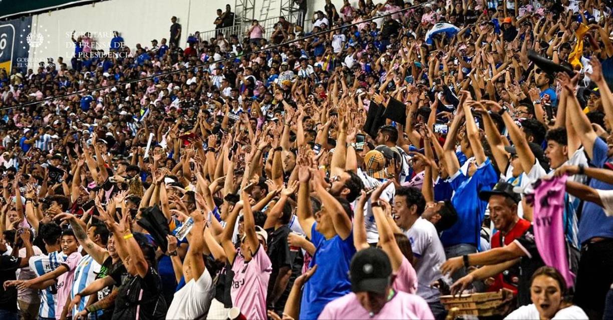 Los aficionados disfrutaron de la fiesta deportiva en el estadio Cuscatlán durante el amistoso El Salvador-Inter Miami.