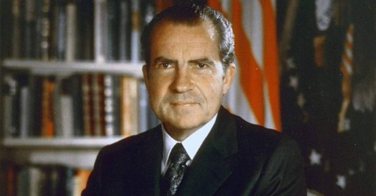 Durante la campaña de reelección del presidente republicano RICHARD NIXON en 1972, intrusos ingresaron a la sede demócrata en el edificio Watergate en Washington para robar documentos.<br/>La operación fue un fracaso, los ladrones resultaron atrapados y el escándalo se develó en famosos informes de investigación del periódico The Washington Post.<br/>Nixon intentó encubrir su participación. Pero el 24 de julio de 1974, la Corte Suprema de Estados Unidos le ordenó que entregara grabaciones clandestinas de sus conversaciones privadas en la Oficina Oval, lo que proporcionaba la prueba de que él y sus principales asesores habían participado en un elaborado encubrimiento del crimen.<br/>