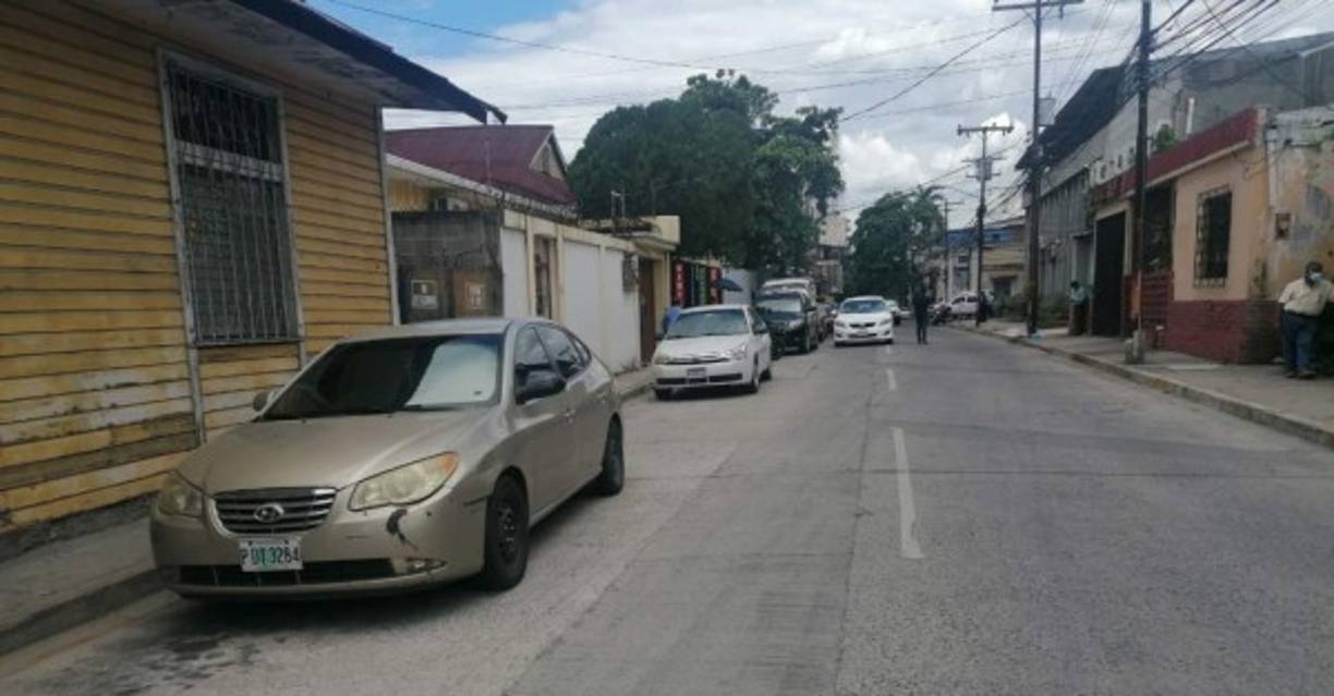 Según testigos, el sicario vestido con una camisa blanca le siguió disparando al abogado mientras caminaba herido.