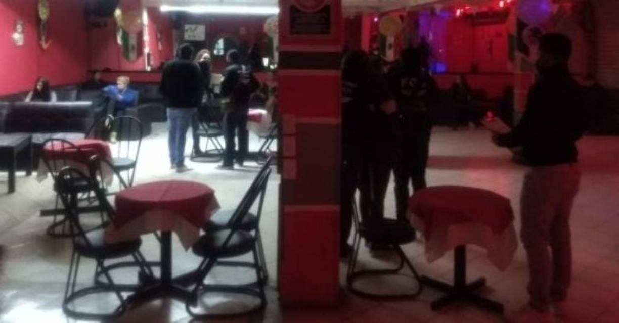 “ Te traen con engaños y ya cuando te tienen aquí, te dicen que no puedes salir porque Inmigración te va a agarrar”, indicó la mujer cuya identidad ha sido protegida por su seguridad. “ Ellos se quedaban con el dinero cuando me vendían. (Así era ) como yo les iba a poder pagar por lo que ellos decían, ‘tú tienes que pagar la renta, tú aquí comes’”, continuó.