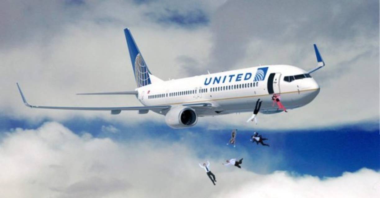 La polémica expulsión del pasajero se convirtió en uno de los temas más populares en la red social Twitter, con los 'lemas de United' (#NewUnitedAirlinesMottos) que se mofan del trato de la aerolínea a sus pasajeros, mientras que sus acciones en bolsa cayeron hoy un 4 %.